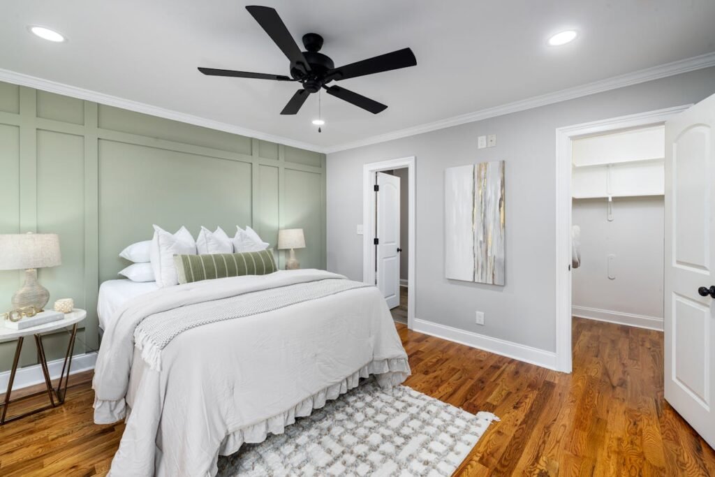 A bedroom with an accent wall behind the headboard