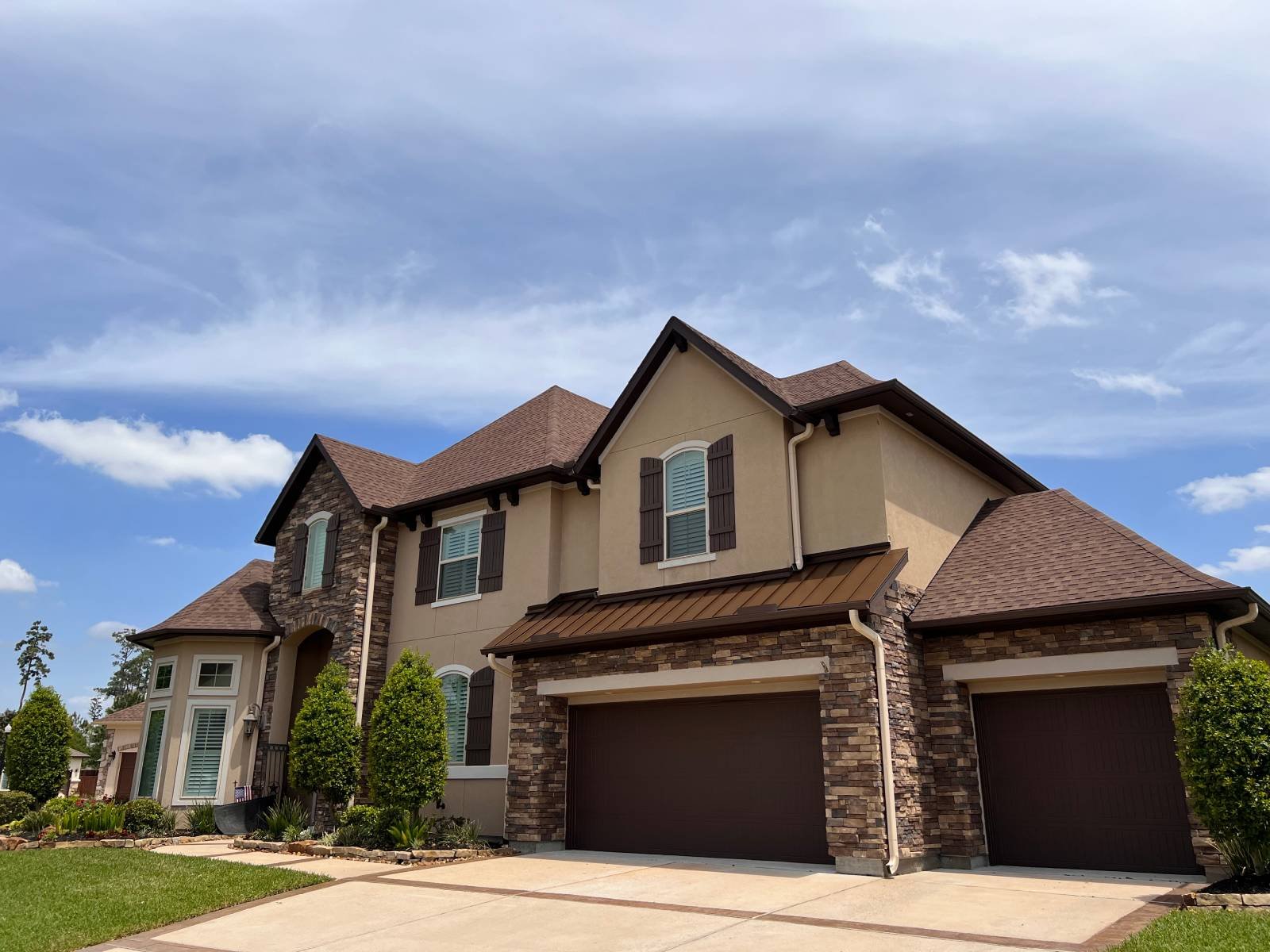 galleria-house-painting A tan brick and stucco exterior home in Houston