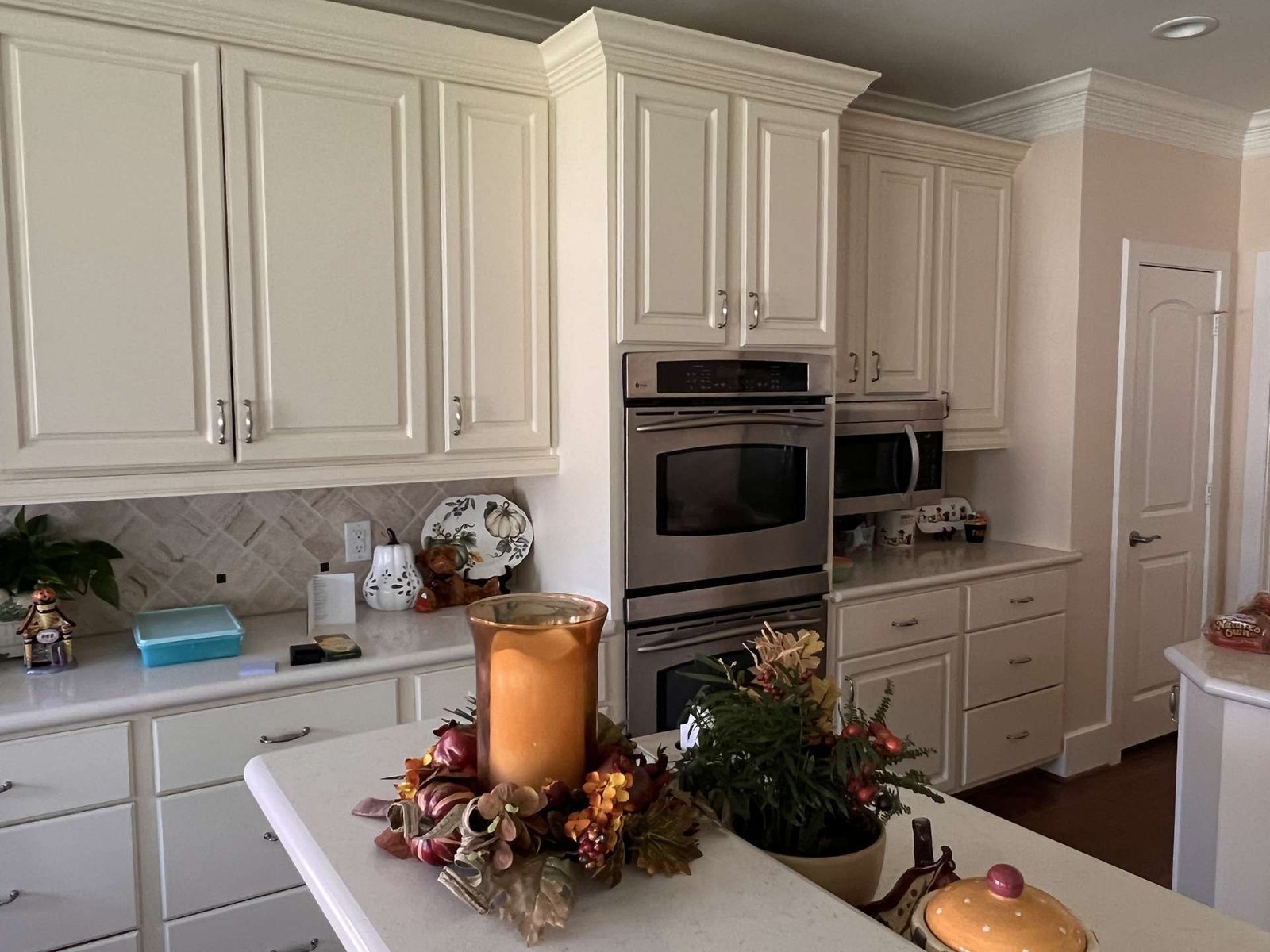 crown-molding-white-kitchen-cabinets White kitchen cabinets with decorative crown molding above cabinetry